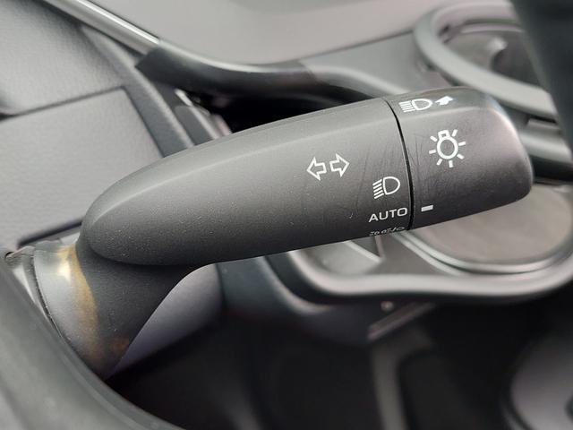 【オートライト（ＡＵＴＯ）】外の明るさをシステムが感知して、自動でヘッドライトが点灯します！ヘッドライトをつけ忘れを防ぐ便利機能です。