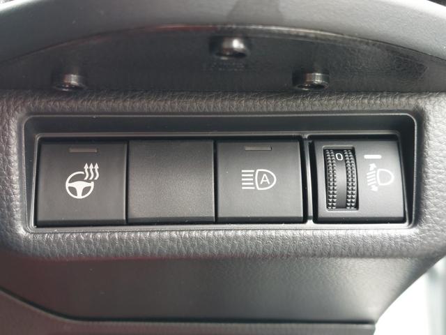 【オートマチックハイビーム（ＡＨＢ）】フロントウインドウガラス上部に設置された前方カメラにより、前方車両のランプや街路灯などの明るさを判定し、自動的にハイビームとロービームを切り換えてくれます！