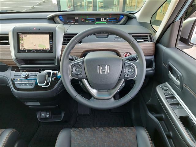 フリード＋ハイブリッド ハイブリッド・クロスターホンダセンシング　衝突軽減ブレーキ　純正ナビ　後方カメラ　ＥＴＣ　両側電動スライドドア　ハーフレザーシート　シートヒーター　ＬＥＤヘッドライト　フォグランプ　オートライト　純正１５インチＡＷ　純正フロアマット　ＥＴＣ（8枚目）