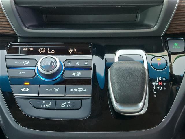 フリード＋ハイブリッド ハイブリッド・クロスターホンダセンシング　衝突軽減ブレーキ　純正ナビ　後方カメラ　ＥＴＣ　両側電動スライドドア　ハーフレザーシート　シートヒーター　ＬＥＤヘッドライト　フォグランプ　オートライト　純正１５インチＡＷ　純正フロアマット　ＥＴＣ（10枚目）