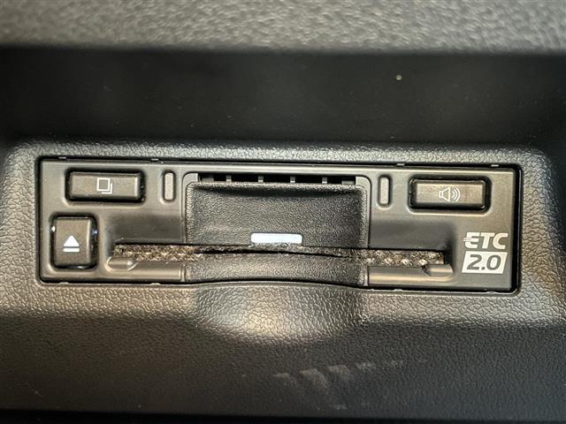 アルファード Ｚ　パノラマルーフ　純正１４型ナビ　天吊モニター　パノラミックビューモニター　自動駐車　１オーナー車　Ｂカメラ　１００Ｖ電源　ナビテレビ　エアコン　レーンキープ　ＢＴ接続　ＬＥＤ　スマキ　ム－ンル－フ（9枚目）