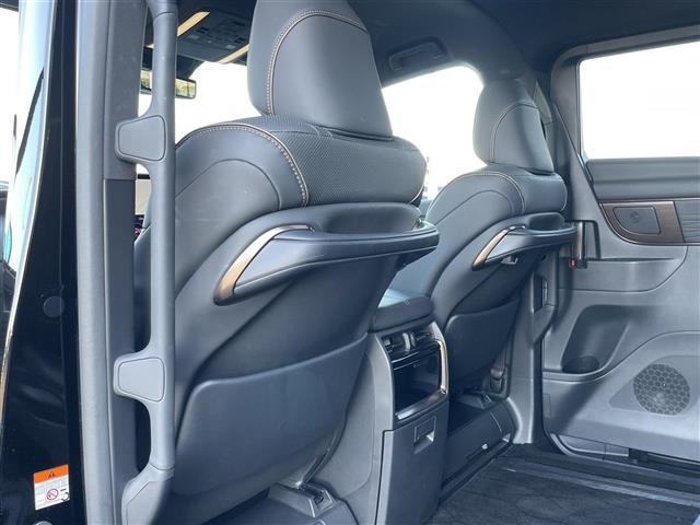 アルファード Ｚ　パノラマルーフ　純正１４型ナビ　天吊モニター　パノラミックビューモニター　自動駐車　１オーナー車　Ｂカメラ　１００Ｖ電源　ナビテレビ　エアコン　レーンキープ　ＢＴ接続　ＬＥＤ　スマキ　ム－ンル－フ（16枚目）