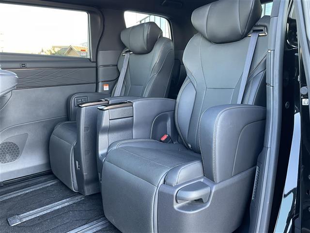 アルファード Ｚ　パノラマルーフ　純正１４型ナビ　天吊モニター　パノラミックビューモニター　自動駐車　１オーナー車　Ｂカメラ　１００Ｖ電源　ナビテレビ　エアコン　レーンキープ　ＢＴ接続　ＬＥＤ　スマキ　ム－ンル－フ（18枚目）