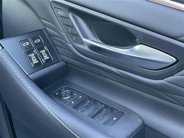 アルファード Ｚ　パノラマルーフ　純正１４型ナビ　天吊モニター　パノラミックビューモニター　自動駐車　１オーナー車　Ｂカメラ　１００Ｖ電源　ナビテレビ　エアコン　レーンキープ　ＢＴ接続　ＬＥＤ　スマキ　ム－ンル－フ（21枚目）