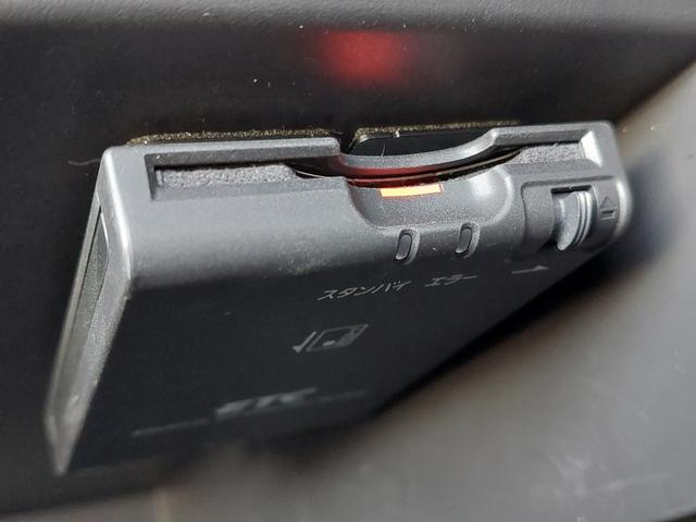 【ＥＴＣ】有料道路を利用する際に料金所で停止することなく通過できる、ＥＴＣ車載器（ノンストップ自動料金収受システム機器）が装備されています。セットアップを行うことで利用可能になります。