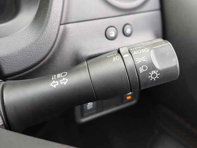 【オートライト（ＡＵＴＯ）】外の明るさをシステムが感知して、自動でヘッドライトが点灯します！ヘッドライトをつけ忘れを防ぐ便利機能です。