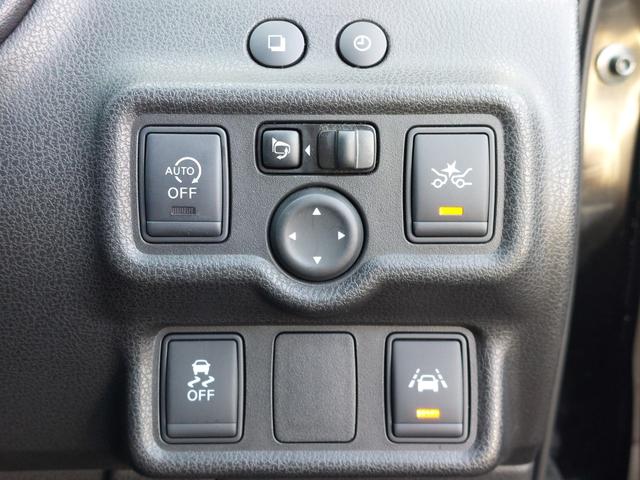 【電動格納ミラー】運転席のスイッチで、ドアミラーの開閉や角度の調整ができます。