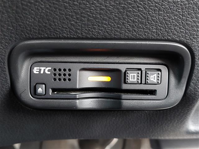 ヴェゼル ハイブリッド　純正７インチナビ　フルセグＴＶ　バックカメラ　ＥＴＣ　ホンダセンシング　アダプティブクルーズコントロール　衝突軽減ブレーキ　パドルシフト　ハーフレザーシート　シートヒーター　純正アルミホイール　ＥＳＣ（7枚目）