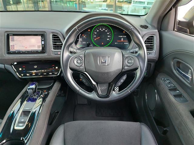 ヴェゼル ハイブリッド　純正７インチナビ　フルセグＴＶ　バックカメラ　ＥＴＣ　ホンダセンシング　アダプティブクルーズコントロール　衝突軽減ブレーキ　パドルシフト　ハーフレザーシート　シートヒーター　純正アルミホイール　ＥＳＣ（8枚目）