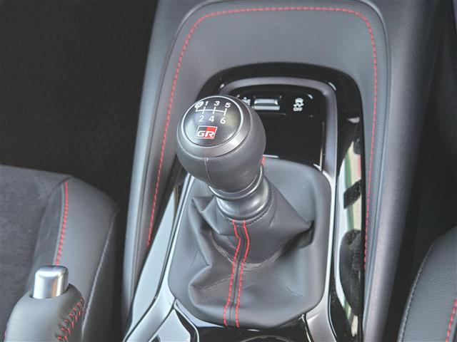 ＧＲカローラ ＲＺ　４ＷＤ　６ＭＴ　純正ディスプレイオーディオ　コネクトナビ　フルセグテレビ　トヨタセーフティセンス　純正ＢＢＳ製１８インチアルミホイール　カラードキャリパー　シートヒーター　ＥＴＣ２．０　ハンドルヒータ（10枚目）