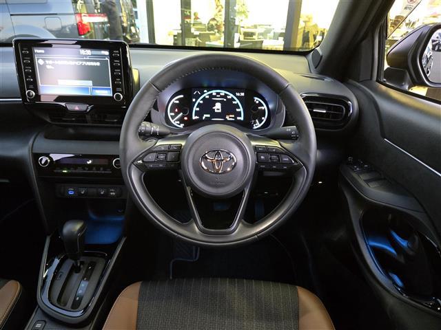 ヤリスクロス ハイブリッドＺ　アドベンチャー　純正ディスプレイオーディオ　バックカメラ　ビルトインＥＴＣ　パワーシート　シートヒーター　ハーフレザーシート　ステアリングヒーター　ＬＥＤヘッドライト　スマートキー　アダプティブクルーズ　２．０ＥＴＣ（7枚目）