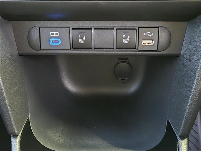 ヤリスクロス ハイブリッドＺ　アドベンチャー　純正ディスプレイオーディオ　バックカメラ　ビルトインＥＴＣ　パワーシート　シートヒーター　ハーフレザーシート　ステアリングヒーター　ＬＥＤヘッドライト　スマートキー　アダプティブクルーズ　２．０ＥＴＣ（14枚目）