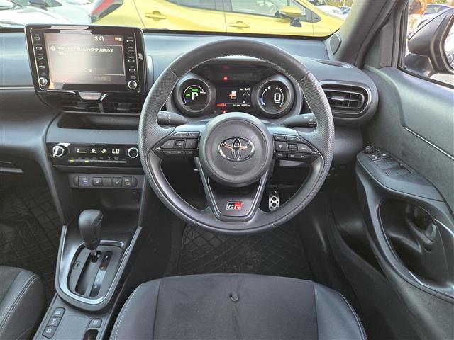 ヤリスクロス ハイブリッド　ＧＲスポーツ　純正ディスプレイオーディオ　パノラミックビューモニター　ハーフレザーシート　シートヒーター　ステアリングヒーター　ＬＥＤヘッドライト　オートライト　スマートキー　全周囲モニター　オートハイビーム（5枚目）