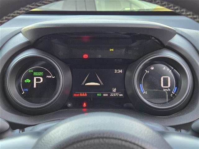 ヤリスクロス ハイブリッド　ＧＲスポーツ　純正ディスプレイオーディオ　パノラミックビューモニター　ハーフレザーシート　シートヒーター　ステアリングヒーター　ＬＥＤヘッドライト　オートライト　スマートキー　全周囲モニター　オートハイビーム（6枚目）