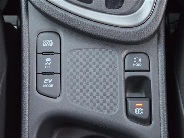 ヤリスクロス ハイブリッド　ＧＲスポーツ　純正ディスプレイオーディオ　パノラミックビューモニター　ハーフレザーシート　シートヒーター　ステアリングヒーター　ＬＥＤヘッドライト　オートライト　スマートキー　全周囲モニター　オートハイビーム（8枚目）