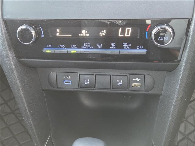 ヤリスクロス ハイブリッド　ＧＲスポーツ　純正ディスプレイオーディオ　パノラミックビューモニター　ハーフレザーシート　シートヒーター　ステアリングヒーター　ＬＥＤヘッドライト　オートライト　スマートキー　全周囲モニター　オートハイビーム（9枚目）