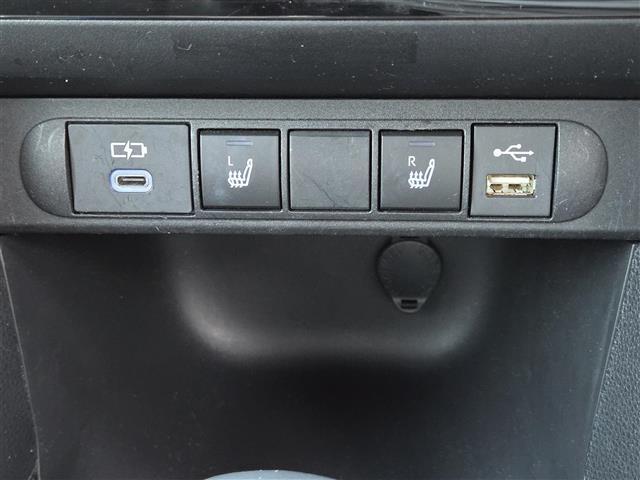 ヤリスクロス ハイブリッド　ＧＲスポーツ　純正ディスプレイオーディオ　パノラミックビューモニター　ハーフレザーシート　シートヒーター　ステアリングヒーター　ＬＥＤヘッドライト　オートライト　スマートキー　全周囲モニター　オートハイビーム（10枚目）