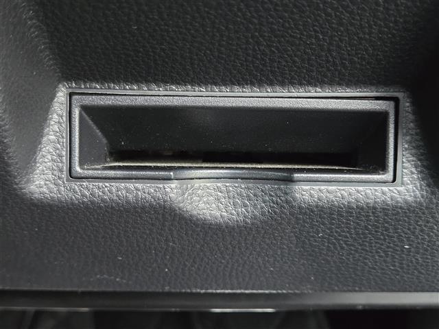 ヤリスクロス ハイブリッド　ＧＲスポーツ　純正ディスプレイオーディオ　パノラミックビューモニター　ハーフレザーシート　シートヒーター　ステアリングヒーター　ＬＥＤヘッドライト　オートライト　スマートキー　全周囲モニター　オートハイビーム（13枚目）