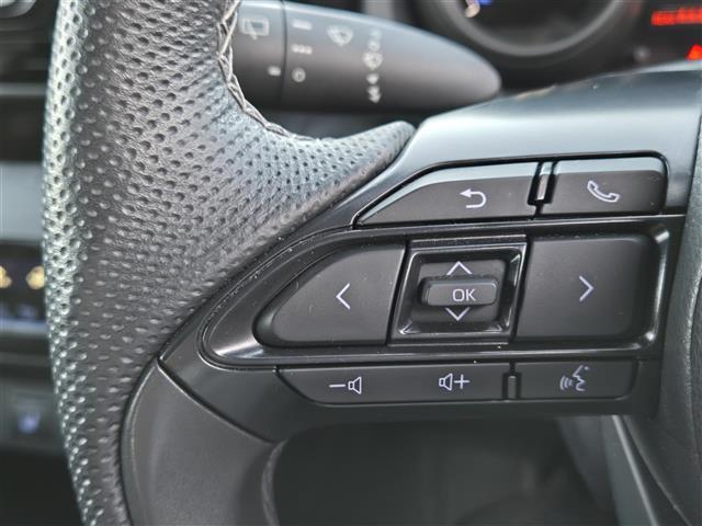 ヤリスクロス ハイブリッド　ＧＲスポーツ　純正ディスプレイオーディオ　パノラミックビューモニター　ハーフレザーシート　シートヒーター　ステアリングヒーター　ＬＥＤヘッドライト　オートライト　スマートキー　全周囲モニター　オートハイビーム（15枚目）