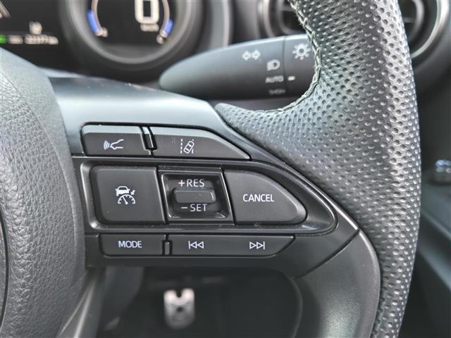 ヤリスクロス ハイブリッド　ＧＲスポーツ　純正ディスプレイオーディオ　パノラミックビューモニター　ハーフレザーシート　シートヒーター　ステアリングヒーター　ＬＥＤヘッドライト　オートライト　スマートキー　全周囲モニター　オートハイビーム（16枚目）