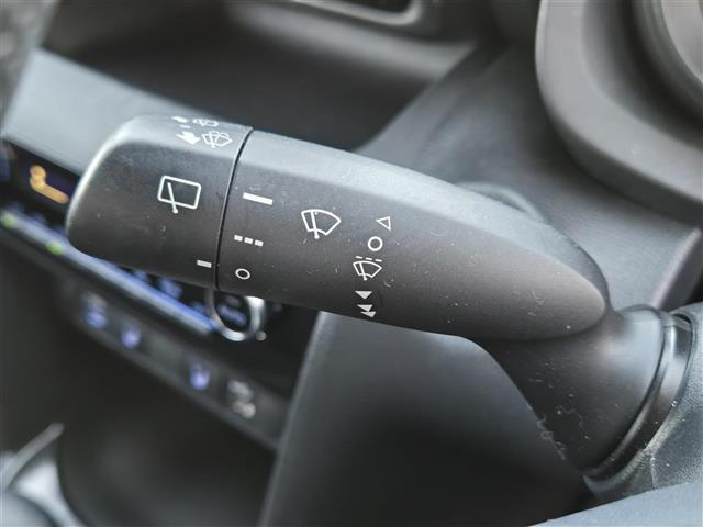 ヤリスクロス ハイブリッド　ＧＲスポーツ　純正ディスプレイオーディオ　パノラミックビューモニター　ハーフレザーシート　シートヒーター　ステアリングヒーター　ＬＥＤヘッドライト　オートライト　スマートキー　全周囲モニター　オートハイビーム（17枚目）