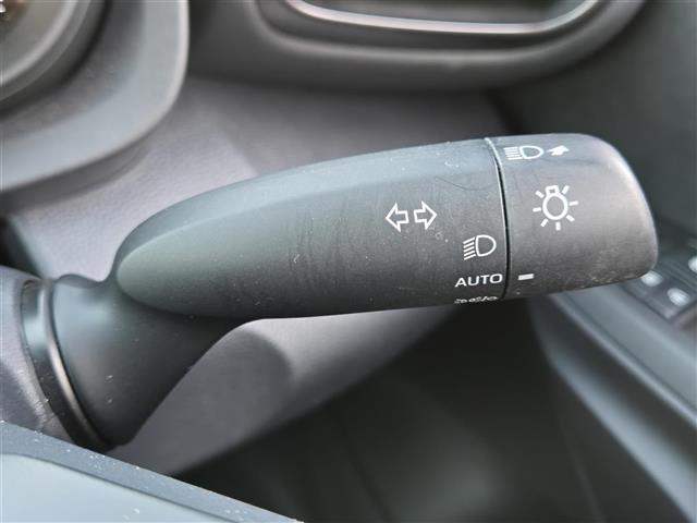 ヤリスクロス ハイブリッド　ＧＲスポーツ　純正ディスプレイオーディオ　パノラミックビューモニター　ハーフレザーシート　シートヒーター　ステアリングヒーター　ＬＥＤヘッドライト　オートライト　スマートキー　全周囲モニター　オートハイビーム（18枚目）