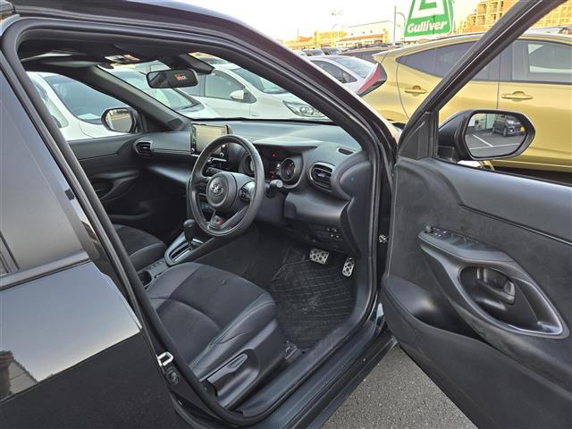 ヤリスクロス ハイブリッド　ＧＲスポーツ　純正ディスプレイオーディオ　パノラミックビューモニター　ハーフレザーシート　シートヒーター　ステアリングヒーター　ＬＥＤヘッドライト　オートライト　スマートキー　全周囲モニター　オートハイビーム（20枚目）