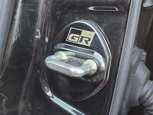 ヤリスクロス ハイブリッド　ＧＲスポーツ　純正ディスプレイオーディオ　パノラミックビューモニター　ハーフレザーシート　シートヒーター　ステアリングヒーター　ＬＥＤヘッドライト　オートライト　スマートキー　全周囲モニター　オートハイビーム（22枚目）