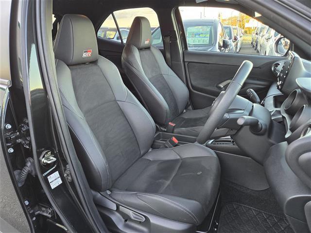 ヤリスクロス ハイブリッド　ＧＲスポーツ　純正ディスプレイオーディオ　パノラミックビューモニター　ハーフレザーシート　シートヒーター　ステアリングヒーター　ＬＥＤヘッドライト　オートライト　スマートキー　全周囲モニター　オートハイビーム（24枚目）