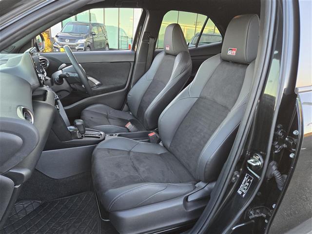 ヤリスクロス ハイブリッド　ＧＲスポーツ　純正ディスプレイオーディオ　パノラミックビューモニター　ハーフレザーシート　シートヒーター　ステアリングヒーター　ＬＥＤヘッドライト　オートライト　スマートキー　全周囲モニター　オートハイビーム（26枚目）