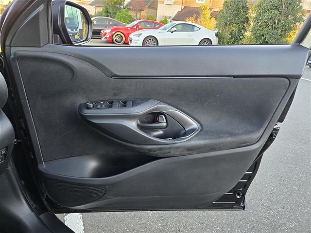 ヤリスクロス ハイブリッド　ＧＲスポーツ　純正ディスプレイオーディオ　パノラミックビューモニター　ハーフレザーシート　シートヒーター　ステアリングヒーター　ＬＥＤヘッドライト　オートライト　スマートキー　全周囲モニター　オートハイビーム（31枚目）