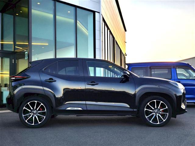 ヤリスクロス ハイブリッド　ＧＲスポーツ　純正ディスプレイオーディオ　パノラミックビューモニター　ハーフレザーシート　シートヒーター　ステアリングヒーター　ＬＥＤヘッドライト　オートライト　スマートキー　全周囲モニター　オートハイビーム（35枚目）