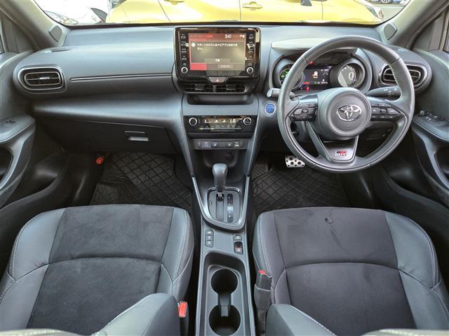 ヤリスクロス ハイブリッド　ＧＲスポーツ　純正ディスプレイオーディオ　パノラミックビューモニター　ハーフレザーシート　シートヒーター　ステアリングヒーター　ＬＥＤヘッドライト　オートライト　スマートキー　全周囲モニター　オートハイビーム（42枚目）