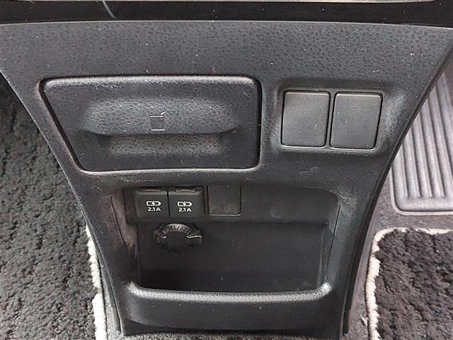 ノア Si ダブルバイビー SDナビ 両側パワースライド バックカメラ ハーフレザーシート プリクラッシュセーフティ レーンディパーチャーアラート 先行車発進告知 オートマチックハイビーム 社外アルミ付冬タイヤ有 禁煙車 ETC(11枚目)