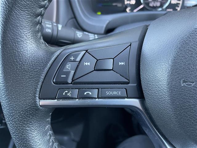 ノート e-パワー メダリスト 純正ナビ アラウンドビューモニター 前後ソナー ETC LEDヘッドライト 車線逸脱防止支援システム プッシュスタート シートカバー 純正15インチAW 純正フロアマット 取扱説明書 スマートキー×2(7枚目)