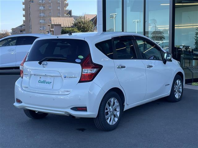 ノート e-パワー メダリスト 純正ナビ アラウンドビューモニター 前後ソナー ETC LEDヘッドライト 車線逸脱防止支援システム プッシュスタート シートカバー 純正15インチAW 純正フロアマット 取扱説明書 スマートキー×2(35枚目)