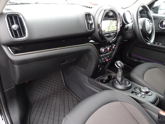 ＭＩＮＩ クーパーＤ　クロスオーバー　禁煙　ナビ　フルセグ　Ｂカメラ　ＵＳＢ　ＡＵＸ　ＢＴ音楽　スマートキー２本　ＥＴＣ　追従クルコン　シートヒーター　Ａストップ　衝突軽減　ＬＥＤライト　記録簿Ｒ１／２／３／５／７年度有り全ディーラー整備（12枚目）