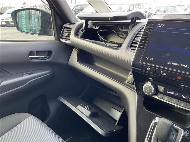 セレナ ｅ－パワー　ハイウェイスターＶ　プロパイロット　純正１０インチナビ　Ｂｌｕ－ｒａｙ／ＤＴＶ／Ｂｌｕｅｔｏｏｔｈ　アラウンドビューモニター　両側パワースライドドア　純正フリップダウンモニター　ＬＥＤオートライト　ＢＳＭ　ＥＴＣ（9枚目）