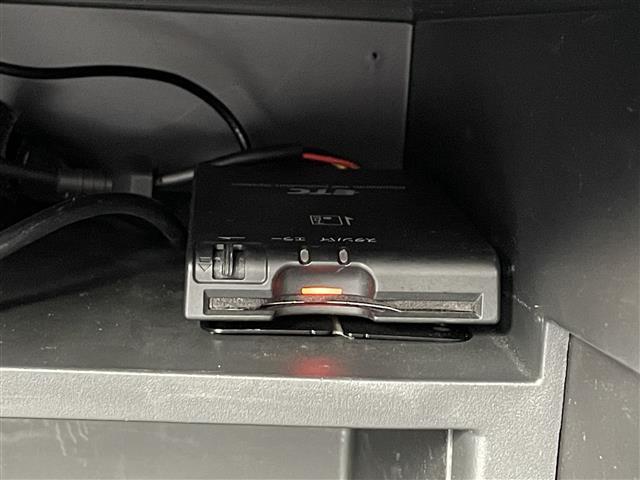 ノート メダリスト　エマージェンシーブレーキ　純正ＳＤナビ　ＤＶＤ／ＤＴＶ／Ｂｌｕｅｔｏｏｔｈ　アラウンドビューモニター　純正ホイール付きサマータイヤ積込　ステアリングスイッチ　スマートキー　コーナーセンサー　ＬＥＤ（4枚目）