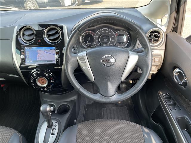 ノート メダリスト　エマージェンシーブレーキ　純正ＳＤナビ　ＤＶＤ／ＤＴＶ／Ｂｌｕｅｔｏｏｔｈ　アラウンドビューモニター　純正ホイール付きサマータイヤ積込　ステアリングスイッチ　スマートキー　コーナーセンサー　ＬＥＤ（5枚目）
