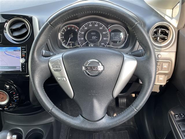 ノート メダリスト　エマージェンシーブレーキ　純正ＳＤナビ　ＤＶＤ／ＤＴＶ／Ｂｌｕｅｔｏｏｔｈ　アラウンドビューモニター　純正ホイール付きサマータイヤ積込　ステアリングスイッチ　スマートキー　コーナーセンサー　ＬＥＤ（11枚目）