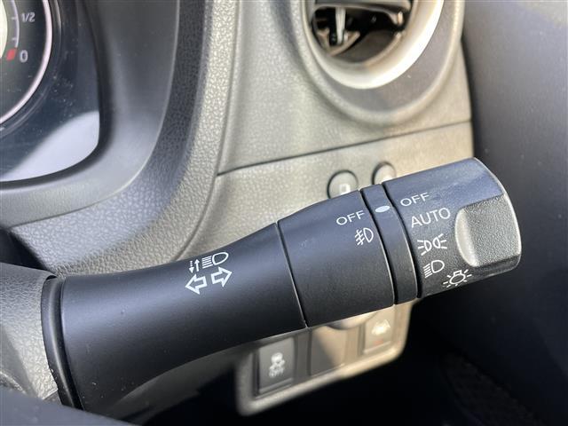 ノート メダリスト　エマージェンシーブレーキ　純正ＳＤナビ　ＤＶＤ／ＤＴＶ／Ｂｌｕｅｔｏｏｔｈ　アラウンドビューモニター　純正ホイール付きサマータイヤ積込　ステアリングスイッチ　スマートキー　コーナーセンサー　ＬＥＤ（14枚目）