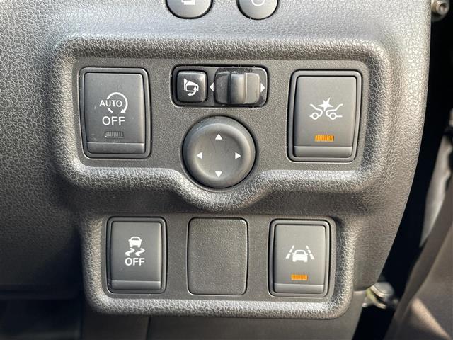 ノート メダリスト　エマージェンシーブレーキ　純正ＳＤナビ　ＤＶＤ／ＤＴＶ／Ｂｌｕｅｔｏｏｔｈ　アラウンドビューモニター　純正ホイール付きサマータイヤ積込　ステアリングスイッチ　スマートキー　コーナーセンサー　ＬＥＤ（16枚目）