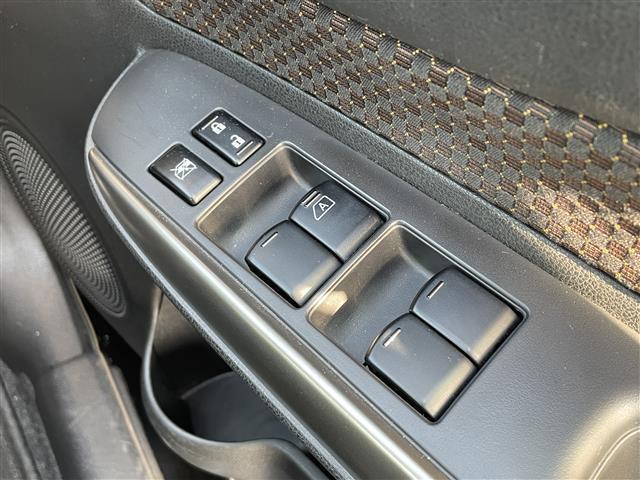 ノート メダリスト　エマージェンシーブレーキ　純正ＳＤナビ　ＤＶＤ／ＤＴＶ／Ｂｌｕｅｔｏｏｔｈ　アラウンドビューモニター　純正ホイール付きサマータイヤ積込　ステアリングスイッチ　スマートキー　コーナーセンサー　ＬＥＤ（17枚目）