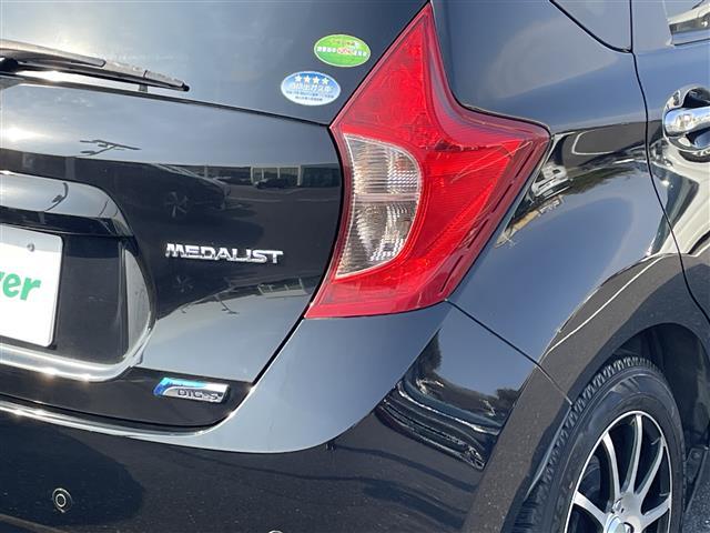 ノート メダリスト　エマージェンシーブレーキ　純正ＳＤナビ　ＤＶＤ／ＤＴＶ／Ｂｌｕｅｔｏｏｔｈ　アラウンドビューモニター　純正ホイール付きサマータイヤ積込　ステアリングスイッチ　スマートキー　コーナーセンサー　ＬＥＤ（39枚目）