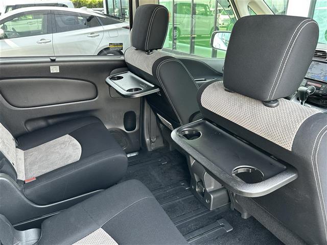 セレナ ライダーパフォーマンススペックＳ－ＨＶ　Ａセーフティ　エマージェンシーブレーキ　純正９インチナビ　ＤＶＤ／ＤＴＶ／Ｂｌｕｅｔｏｏｔｈ　アラウンドビューモニター　両側パワースライドドア　クルーズコントロール　ガラスルーフ　コーナーセンサー　ＥＴＣ　ＬＥＤ（20枚目）