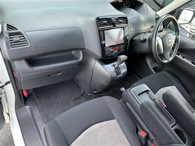セレナ ライダーパフォーマンススペックＳ－ＨＶ　Ａセーフティ　エマージェンシーブレーキ　純正９インチナビ　ＤＶＤ／ＤＴＶ／Ｂｌｕｅｔｏｏｔｈ　アラウンドビューモニター　両側パワースライドドア　クルーズコントロール　ガラスルーフ　コーナーセンサー　ＥＴＣ　ＬＥＤ（24枚目）