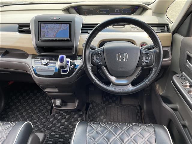 フリードハイブリッド ハイブリッド・Ｇホンダセンシング　社外ナビ　ＤＶＤ／ＤＴＶ／Ｂｌｕｅｔｏｏｔｈ　バックカメラ　レーダークルーズコントロール　両側パワースライドドア　ステアリングスイッチ　ＬＥＤオートライト　ビルトインＥＴＣ　レーンキープ　スマートキー（5枚目）