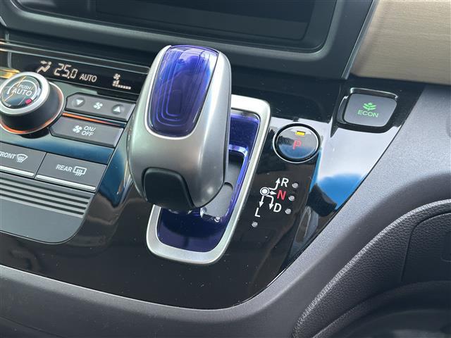 フリードハイブリッド ハイブリッド・Ｇホンダセンシング　社外ナビ　ＣＤ／ＤＶＤ／ＤＴＶ／Ｂｌｕｅｔｏｏｔｈ　バックカメラ　両側パワースライドドア　レーダークルーズコントロール　ビルトインＥＴＣ　ＬＥＤオートライト　ステアリングスイッチ　フロアマット（10枚目）