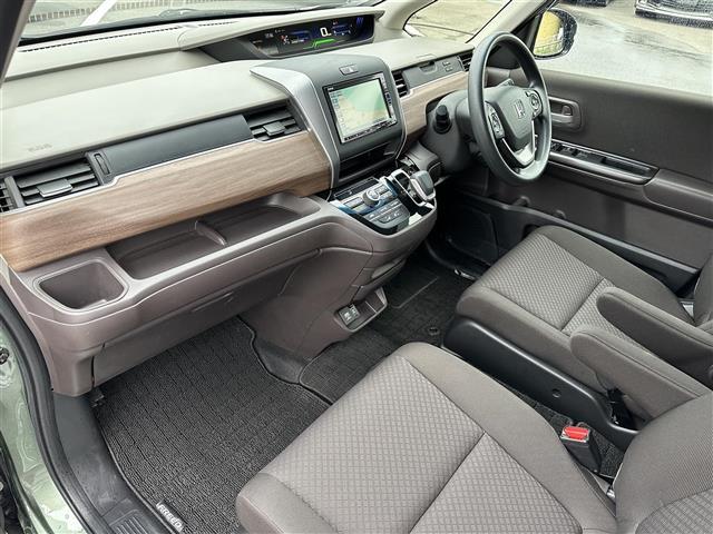 フリードハイブリッド ハイブリッド・Ｇホンダセンシング　純正ナビ　ＣＤ／ＤＶＤ／ＤＴＶ／Ｂｌｕｅｔｏｏｔｈ　バックカメラ　両側パワースライドドア　レーダークルーズコントロール　純正ホイール付きサマータイヤ積込　ＬＥＤオートライト　前後ドラレコ　ＥＴＣ（19枚目）